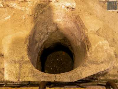 ...cisterne in cui si conservavano grano, acqua e vino